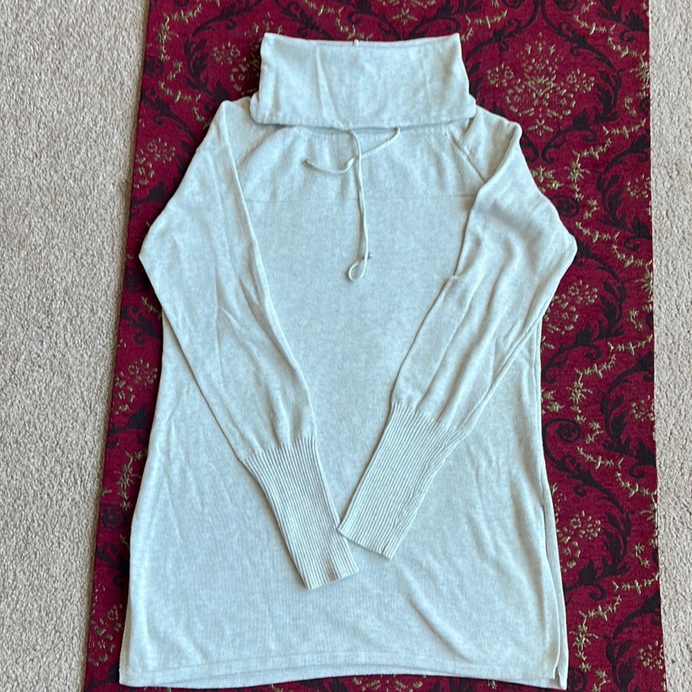 Women pullover size medium color light gray